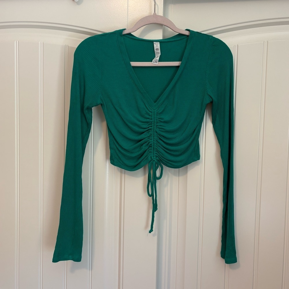 New ALO Yoga Ribbed Cinch Cropped Long Sleeve Top in Emerald green small